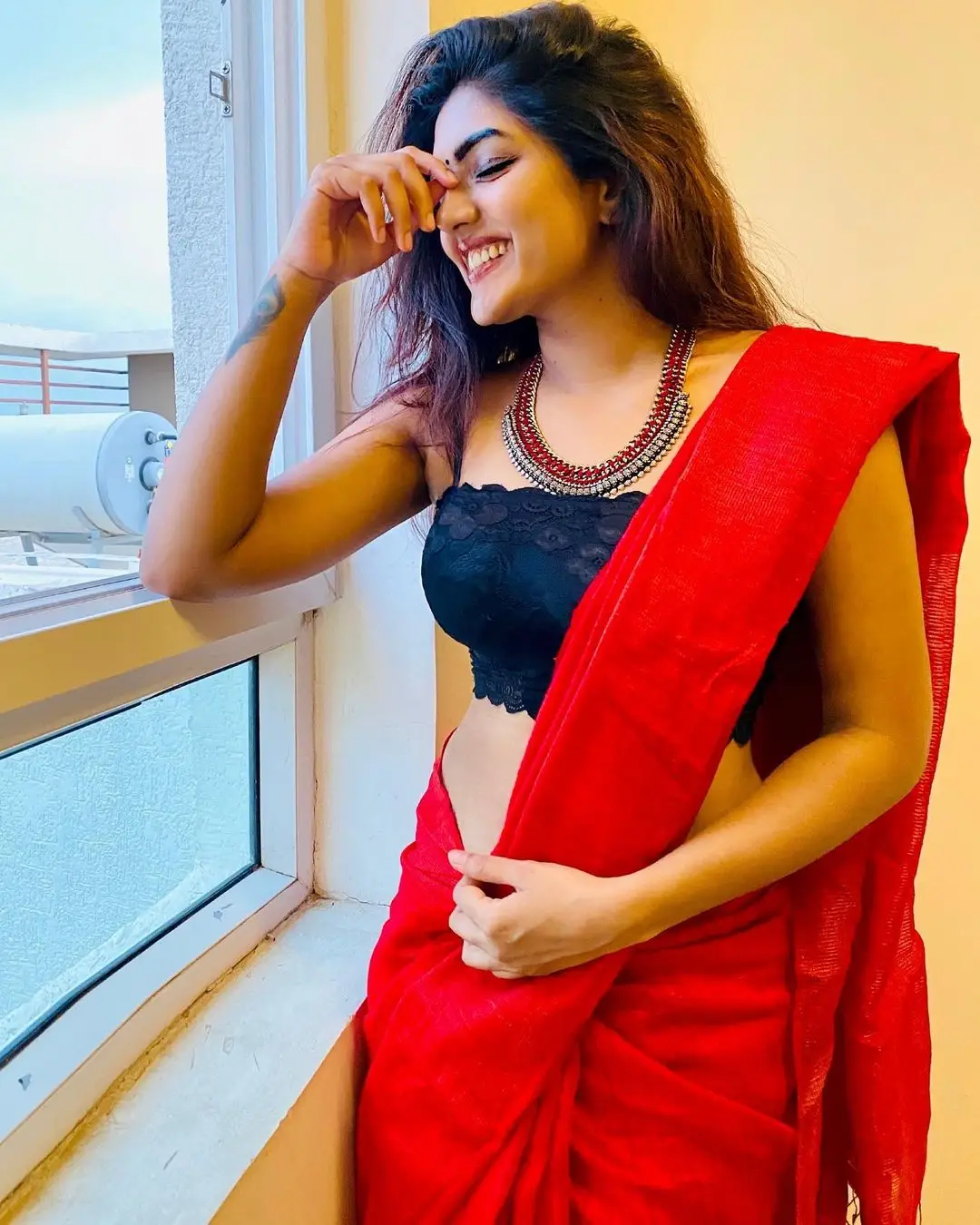 EESHA REBBA STILLS IN INDIAN TRADITIONAL MAROON SAREE BLACK BLOUSE 5